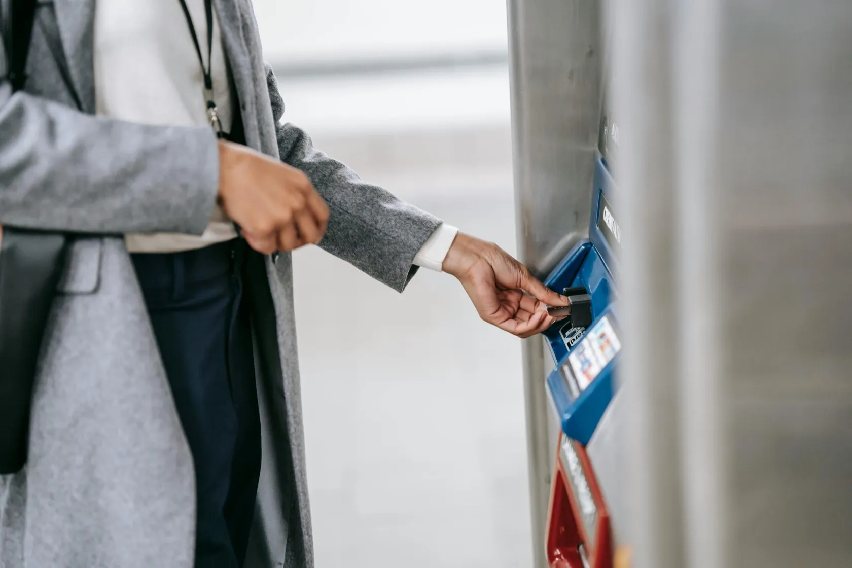 Person handing over a bank card