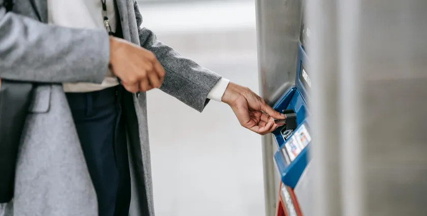 Person handing over a bank card