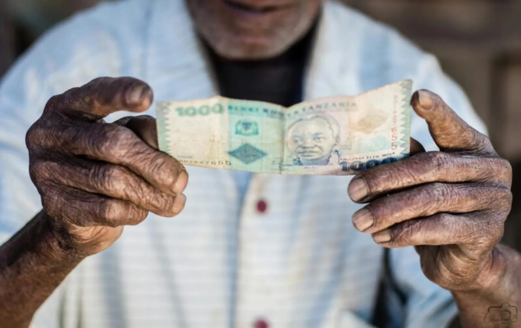 Hands holding a banknote